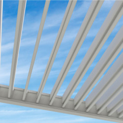 Pergola bioclimatique autoportante en alu gris perle 3x4m Ombrea