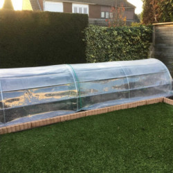 Serre de jardin 1,3x7,5m en PE diffusant 200µ Chenille - Serres Tonneau