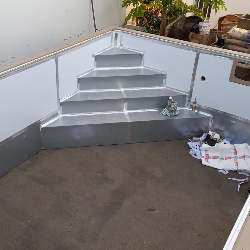 Escalier d'angle pour piscine en béton rectangulaire Naturalis hauteur 140cm