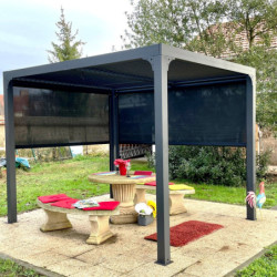 Pergola bioclimatique aluminium anthracite 7,20m² + 2 rideaux gris – HABRITA
