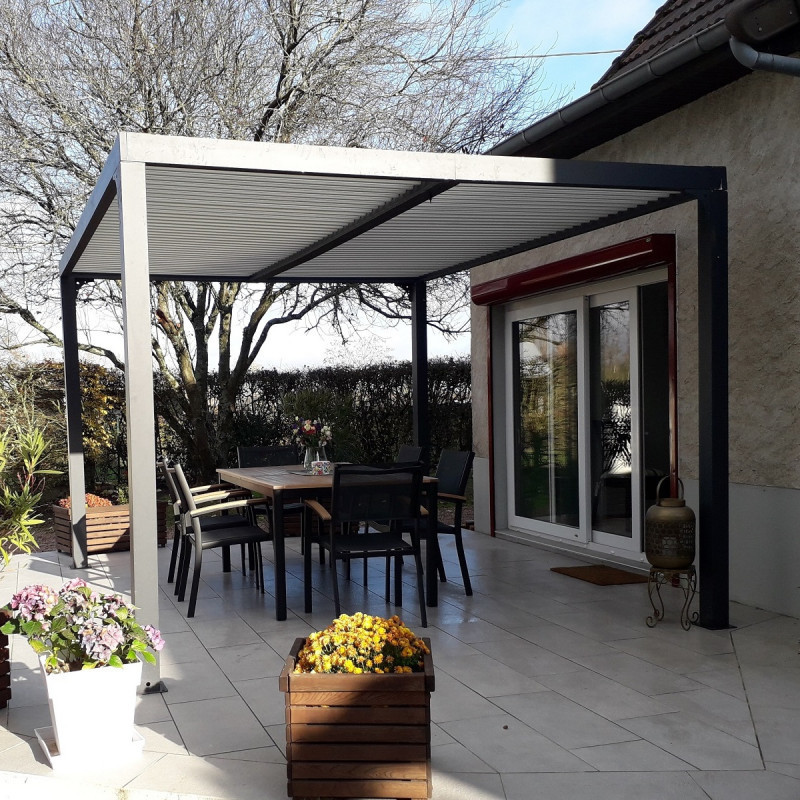 Pergola bioclimatique aluminium anthracite 10,80m² + toit avec lames ovales écru HABRITA