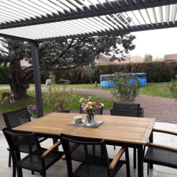 Pergola bioclimatique aluminium anthracite 10,80m² + toit avec lames ovales écru HABRITA