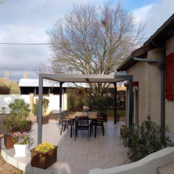Pergola bioclimatique aluminium anthracite 10,80m² + toit avec lames ovales écru HABRITA