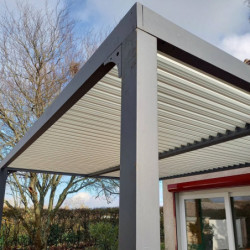 Pergola bioclimatique aluminium anthracite 10,80m² + toit avec lames ovales écru HABRITA