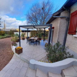 Pergola bioclimatique aluminium anthracite 10,80m² + toit avec lames ovales écru HABRITA