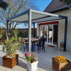 Pergola bioclimatique aluminium anthracite 10,80m² + toit avec lames ovales écru HABRITA