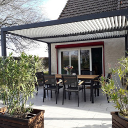 Pergola bioclimatique aluminium anthracite 10,80m² + toit avec lames ovales écru HABRITA