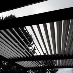 Pergola bioclimatique aluminium anthracite 10,80m² + toit avec lames ovales écru HABRITA