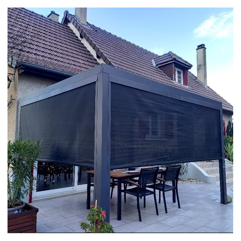 Pergola bioclimatique aluminium anthracite 10,80m² toit avec lames ovales aluminium + 2 rideaux gris pour les côtés – HABRITA
