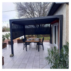 Pergola bioclimatique aluminium anthracite 10,80m² toit avec lames ovales aluminium + 2 rideaux gris pour les côtés – HABRITA