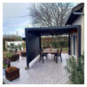 Pergola bioclimatique aluminium anthracite 10,80m² toit avec lames ovales aluminium + 2 rideaux gris pour les côtés – HABRITA