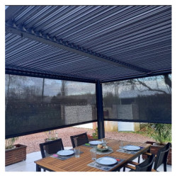 Pergola bioclimatique aluminium anthracite 10,80m² toit avec lames ovales aluminium + 2 rideaux gris pour les côtés – HABRITA