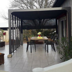 Pergola bioclimatique alu anthracite 10,80m² toit avec lames ovales alu + 5 panneaux moucharabieh + 1 rideau gris – HABRITA