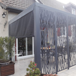 Pergola bioclimatique alu anthracite 10,80m² toit avec lames ovales alu + 5 panneaux moucharabieh + 1 rideau gris – HABRITA