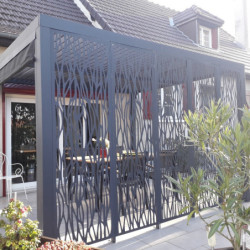 Pergola bioclimatique alu anthracite 10,80m² toit avec lames ovales alu + 5 panneaux moucharabieh + 1 rideau gris – HABRITA