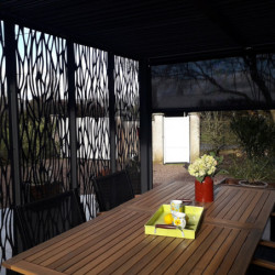 Pergola bioclimatique alu anthracite 10,80m² toit avec lames ovales alu + 5 panneaux moucharabieh + 1 rideau gris – HABRITA