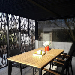 Pergola bioclimatique alu anthracite 10,80m² toit avec lames ovales alu + 5 panneaux moucharabieh + 1 rideau gris – HABRITA