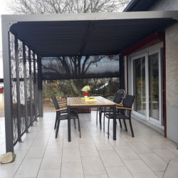 Pergola bioclimatique alu anthracite 10,80m² toit avec lames ovales alu + 5 panneaux moucharabieh + 1 rideau gris – HABRITA