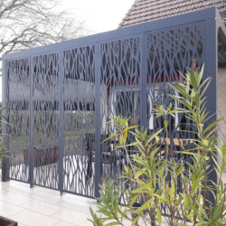 Pergola bioclimatique alu anthracite 10,80m² toit avec lames ovales alu + 5 panneaux moucharabieh + 1 rideau gris – HABRITA