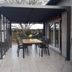 Pergola bioclimatique alu anthracite 10,80m² toit avec lames ovales alu + 5 panneaux moucharabieh + 1 rideau gris – HABRITA