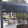 Pergola bioclimatique alu anthracite 10,80m² toit avec lames ovales alu + 5 panneaux moucharabieh + 1 rideau gris – HABRITA
