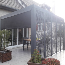Pergola bioclimatique alu anthracite 10,80m² toit avec lames ovales alu + 5 panneaux moucharabieh + 1 rideau gris – HABRITA