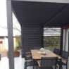 Pergola bioclimatique aluminium anthracite 10,80m² toit avec lames ovales aluminium + ventelles latérales pour côté 3m – HABRITA
