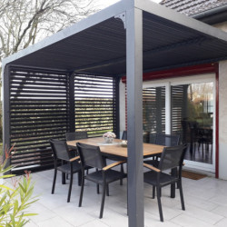 Pergola bioclimatique aluminium anthracite 10,80m² toit avec lames ovales aluminium + ventelles latérales pour côté 3m – HABRITA
