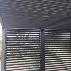 Pergola bioclimatique aluminium anthracite 10,80m² toit avec lames ovales aluminium + ventelles latérales pour côté 3m – HABRITA