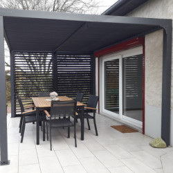 Pergola bioclimatique aluminium anthracite 10,80m² toit avec lames ovales aluminium + ventelles latérales pour côté 3m – HABRITA