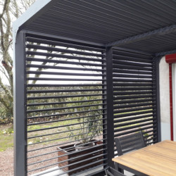 Pergola bioclimatique aluminium anthracite 10,80m² toit avec lames ovales aluminium + ventelles latérales pour côté 3m – HABRITA
