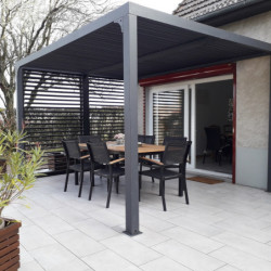 Pergola bioclimatique aluminium anthracite 10,80m² toit avec lames ovales aluminium + ventelles latérales pour côté 3m – HABRITA