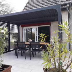 Pergola bioclimatique aluminium anthracite 10,80m² toit avec lames ovales aluminium + ventelles latérales pour côté 3m – HABRITA