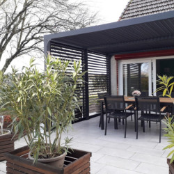 Pergola bioclimatique aluminium anthracite 10,80m² toit avec lames ovales aluminium + ventelles latérales pour côté 3m – HABRITA