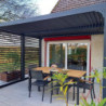 Pergola bioclimatique aluminium anthracite 10,80m² toit avec lames ovales aluminium + ventelles latérales pour côté 3m – HABRITA