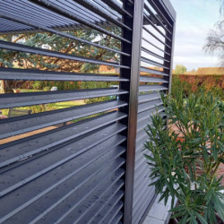 Pergola bioclimatique aluminium anthracite 10,80m² toit avec lames ovales aluminium + ventelles latérales pour côté 3m – HABRITA