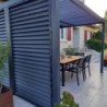 Pergola bioclimatique aluminium anthracite 10,80m² toit avec lames ovales aluminium + ventelles latérales pour côté 3m – HABRITA