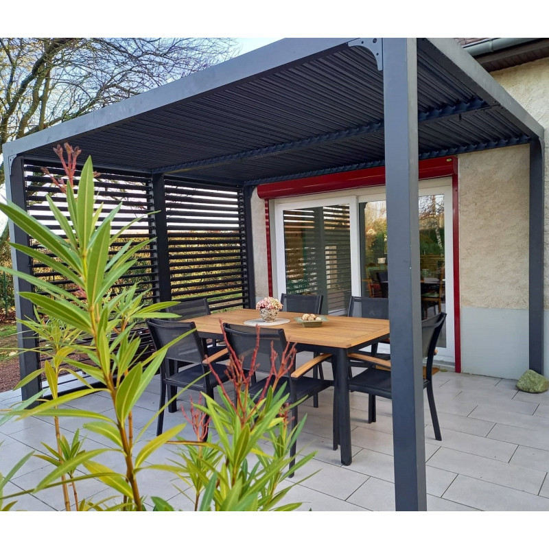 Pergola bioclimatique alu anthracite 10,80m² toit avec lames ovales aluminium + ventelles latérales pour côté 3,60m – HABRITA