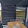 Pergola bioclimatique alu anthracite 10,80m² toit avec lames ovales aluminium + ventelles latérales pour côté 3,60m – HABRITA