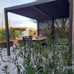 Pergola bioclimatique alu anthracite 10,80m² toit avec lames ovales aluminium + ventelles latérales pour côté 3,60m – HABRITA