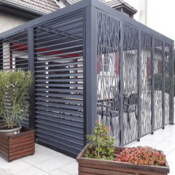Pergola bioclimatique alu anthracite 10,80m² + ventelles + 5 panneaux moucharabieh – HABRITA	