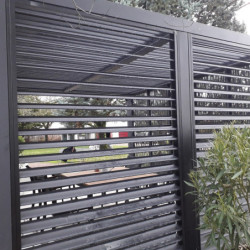 Pergola bioclimatique alu anthracite 10,80m² + ventelles + 5 panneaux moucharabieh – HABRITA	