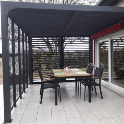 Pergola bioclimatique alu anthracite 10,80m² + ventelles + 5 panneaux moucharabieh – HABRITA	