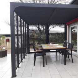 Pergola bioclimatique alu anthracite 10,80m² + ventelles + 5 panneaux moucharabieh – HABRITA	