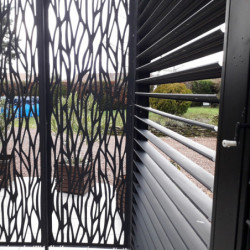 Pergola bioclimatique alu anthracite 10,80m² + ventelles + 5 panneaux moucharabieh – HABRITA	