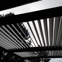 Pergola bioclimatique aluminium anthracite 21,52m² + toit avec lames ovales écru HABRITA