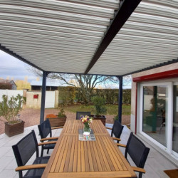 Pergola bioclimatique aluminium anthracite 21,52m² + toit avec lames ovales écru HABRITA