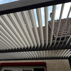 Pergola bioclimatique aluminium anthracite 21,52m² + toit avec lames ovales écru HABRITA