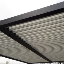 Pergola bioclimatique aluminium anthracite 21,52m² + toit avec lames ovales écru HABRITA