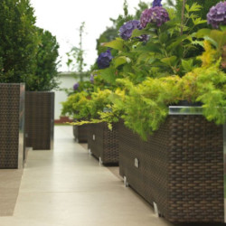 Bac à plantes 108x39x43cm en résine tressée marron foncé nuancé et acier galvanisé Rattan Art